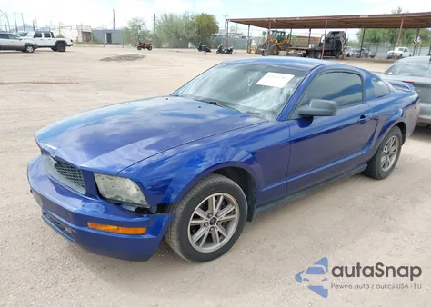 2005 Ford Mustang V6 Deluxe/V6 Premium z USA, uszkodzony, nr VIN 1ZVFT80N655161973